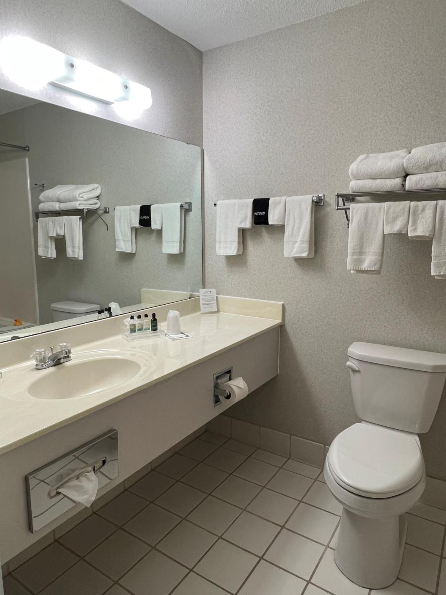 Country Inn Walker Bagian luar foto