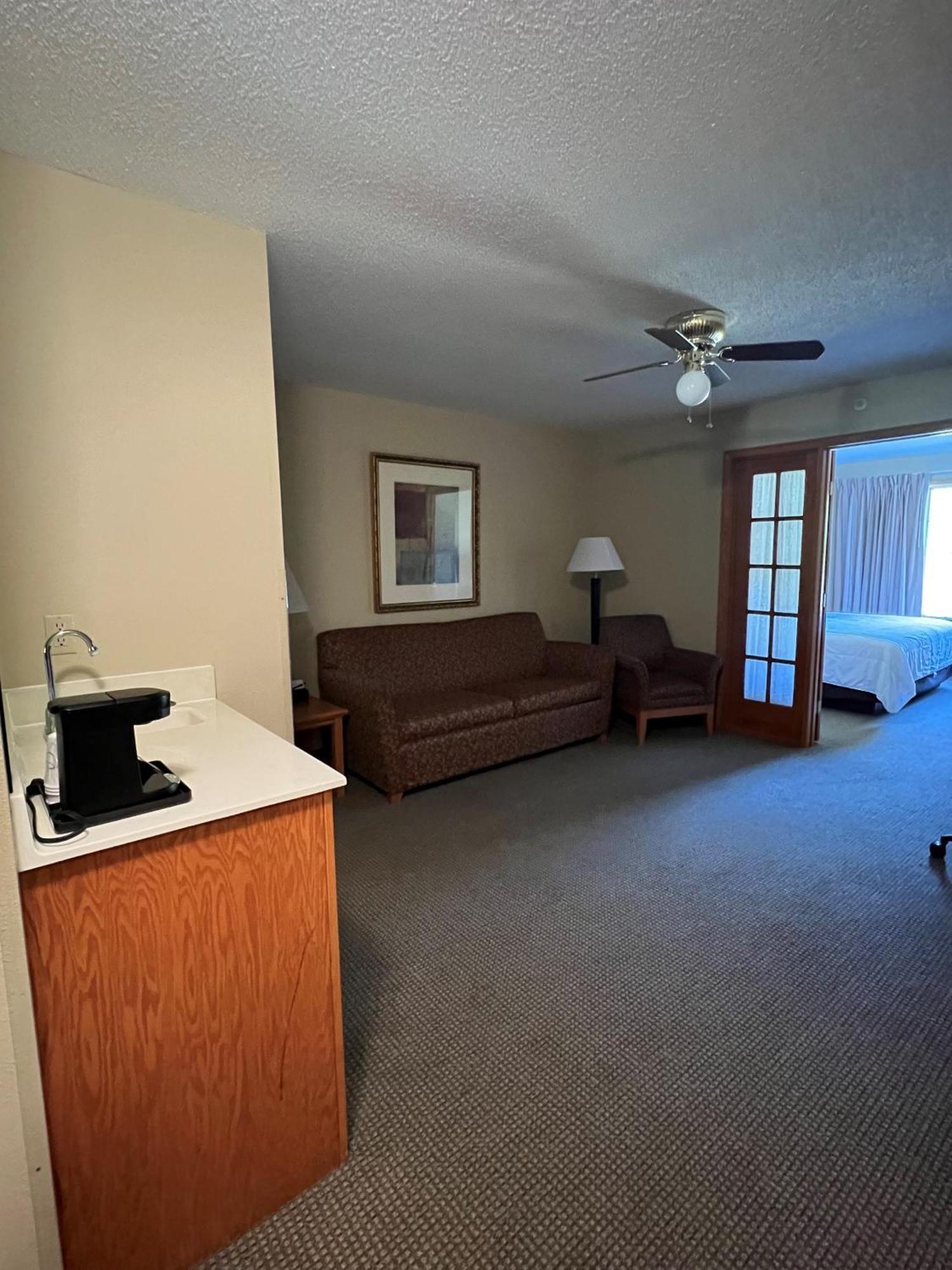 Country Inn Walker Bagian luar foto