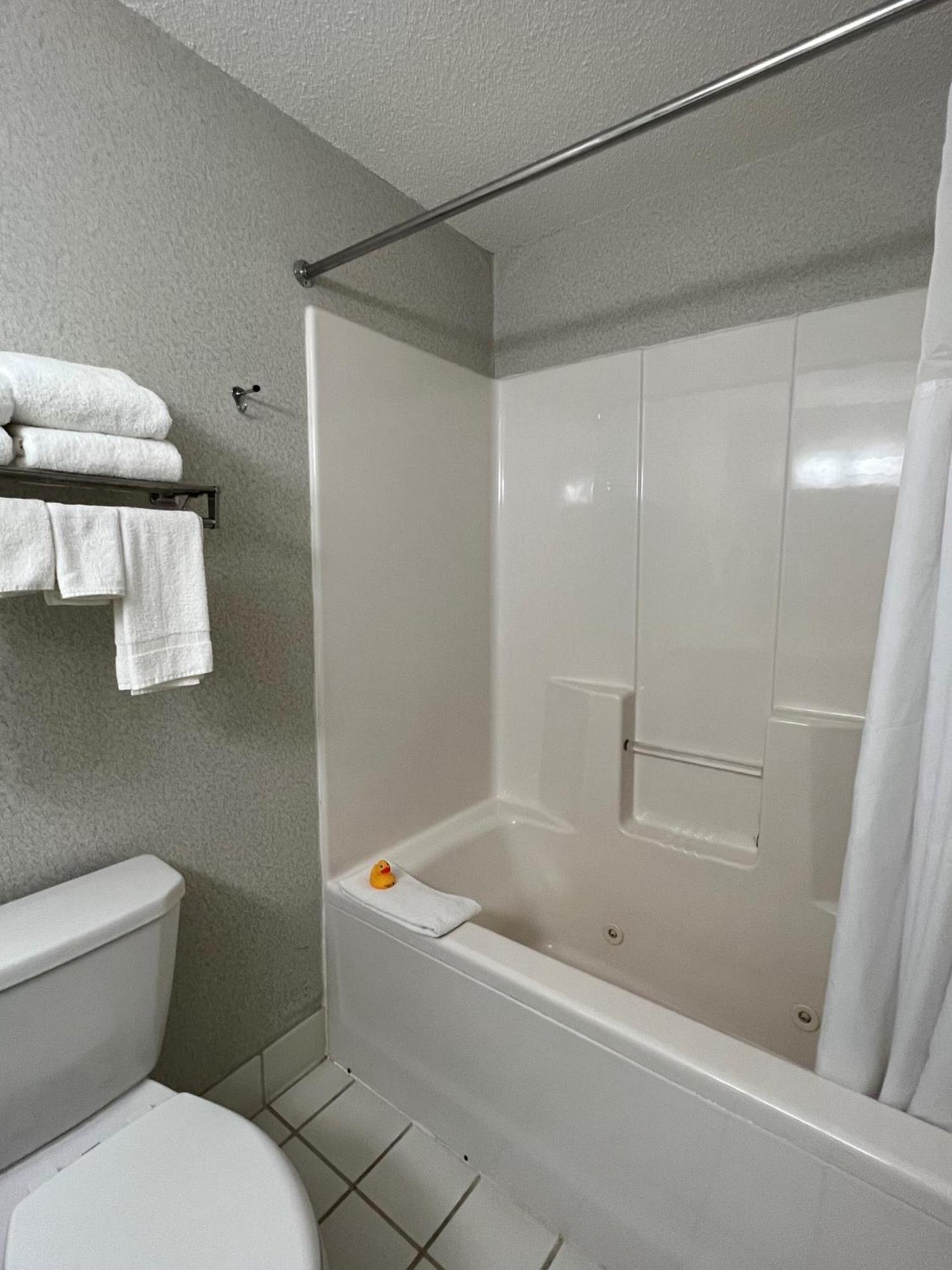 Country Inn Walker Bagian luar foto