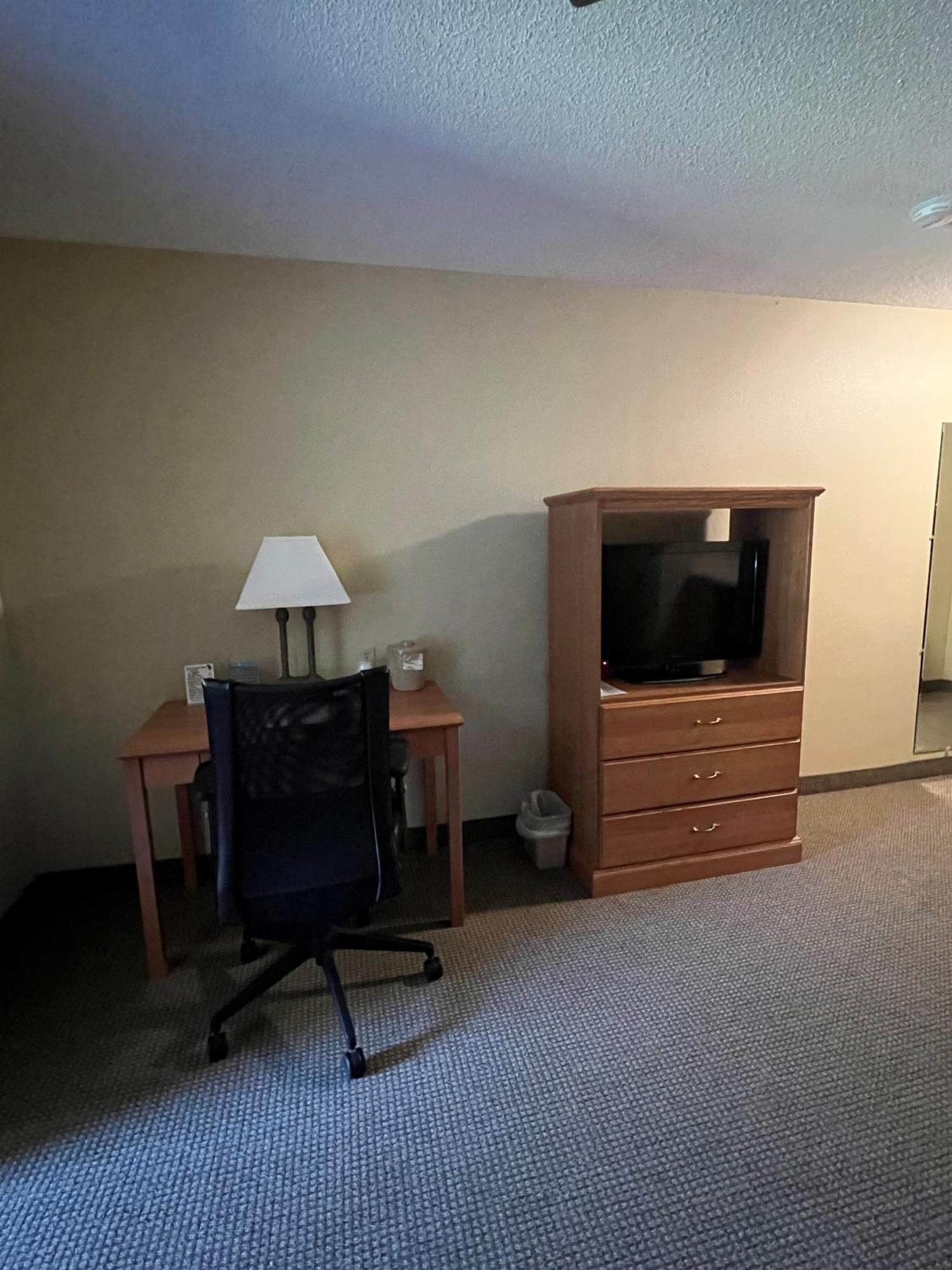 Country Inn Walker Bagian luar foto