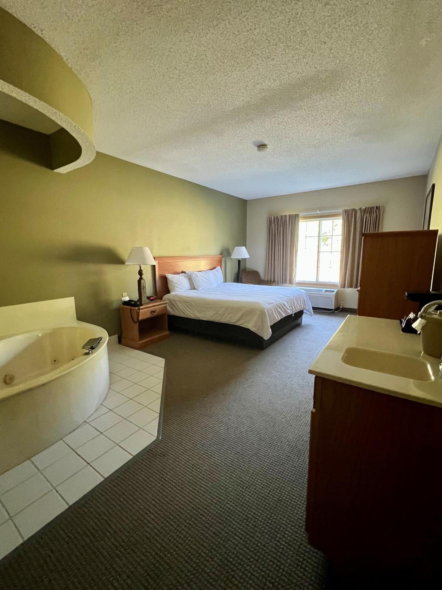 Country Inn Walker Bagian luar foto