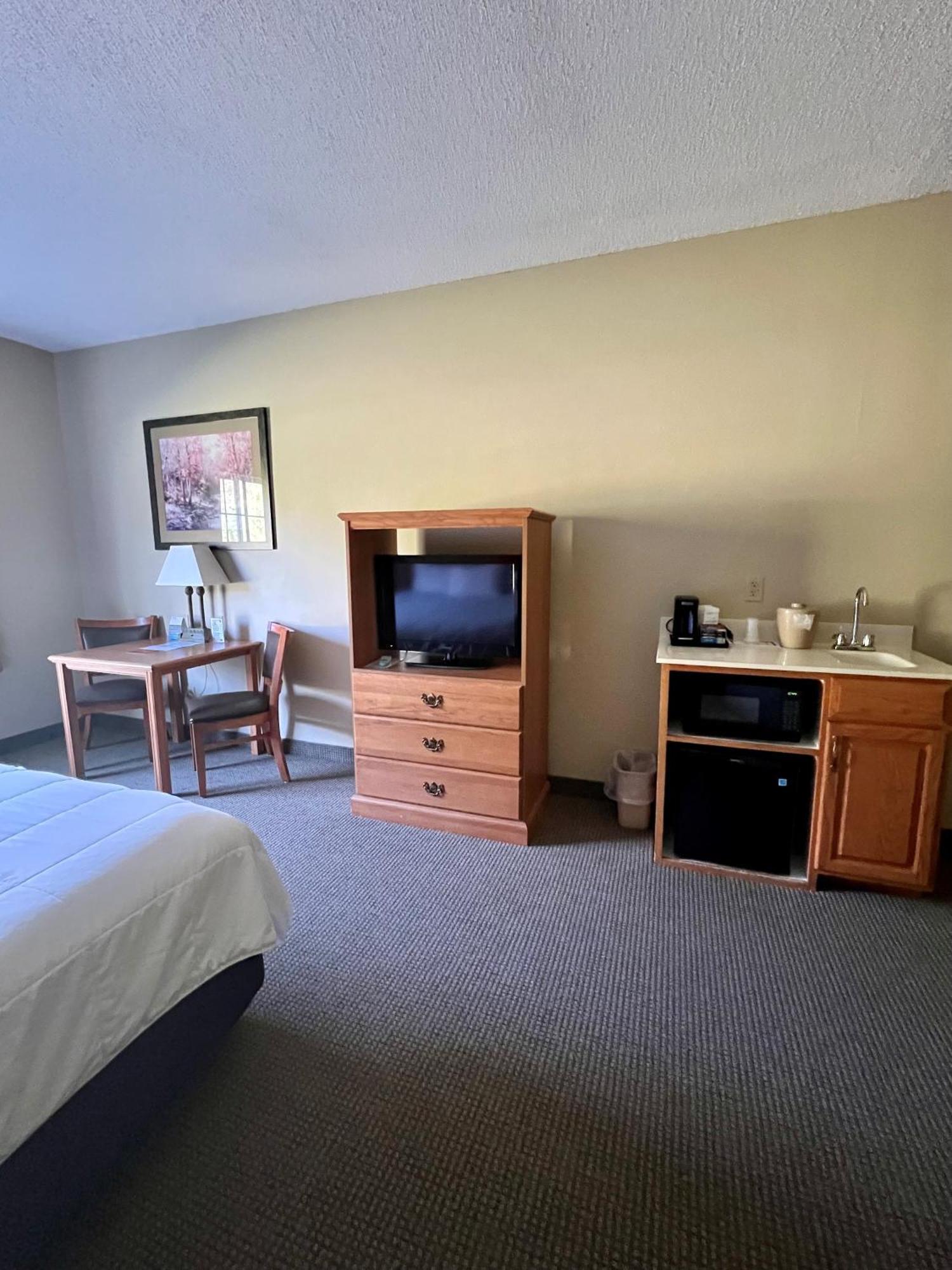 Country Inn Walker Bagian luar foto