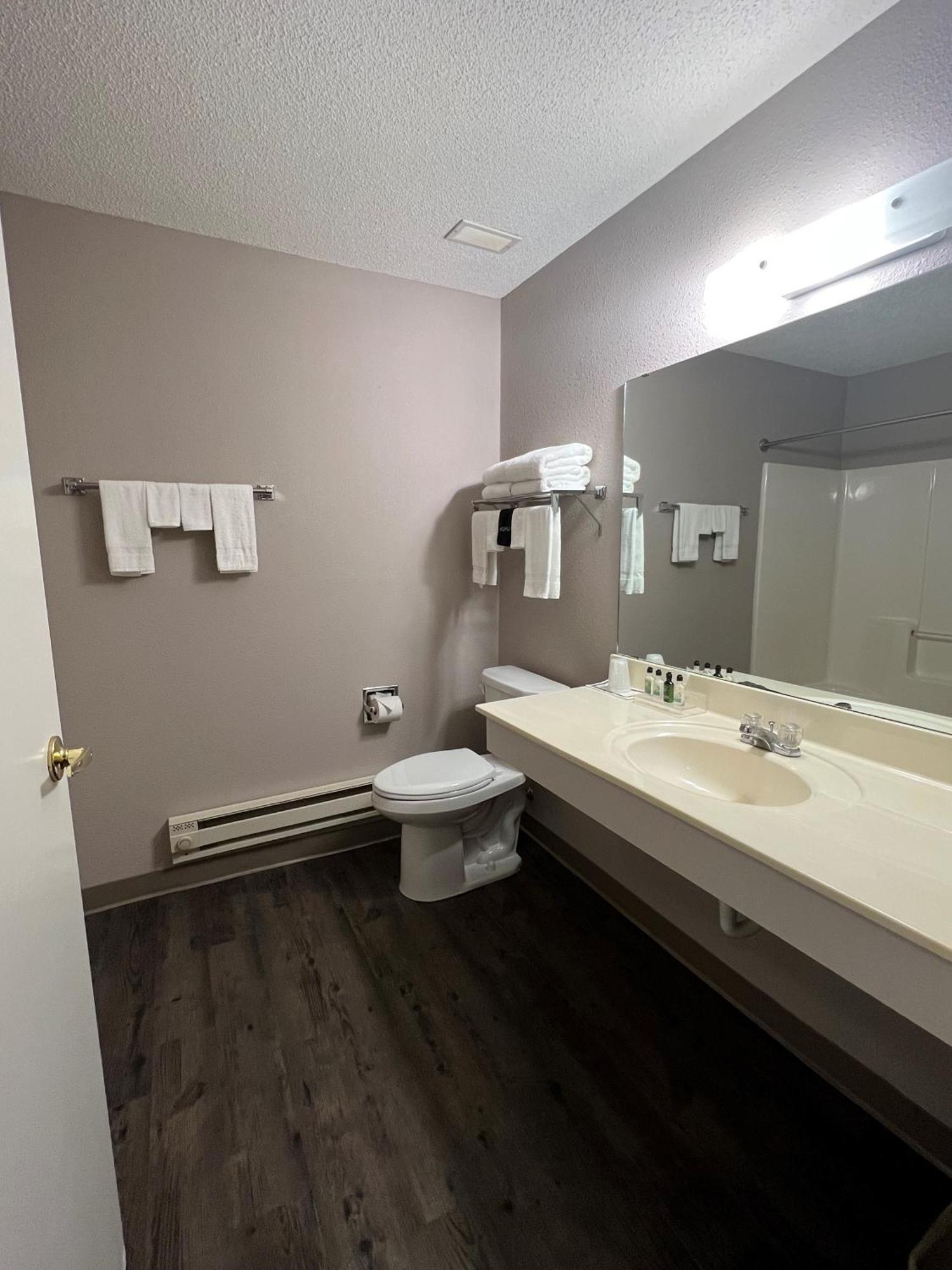 Country Inn Walker Bagian luar foto
